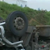 Caminhão despenca de altura de 10 metros e um passageiro morre na BR-116