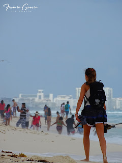 turistas en playa de cancun