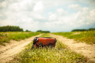 Mochila en camino tirada