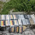 Salvador: PMs encontram 184 tabletes de pasta base de cocaína escondidos em buraco tapado por piso; homem é preso em flagrante