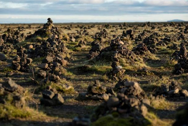 Лавовый хребет Лауфскалаварда и каменные пирамиды из камней, Исландия.