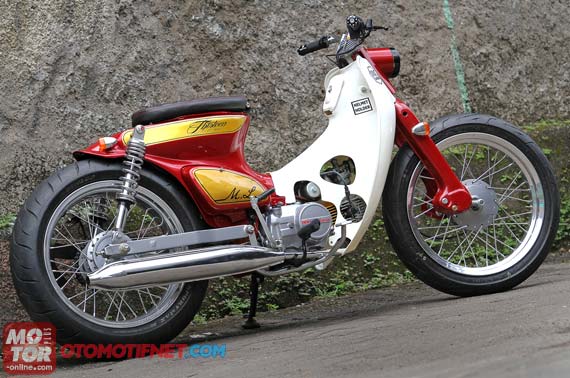 Foto Modifikasi Honda Legenda model city cub sepatbor belakang diperbesar mengikuti lebar ban sepatbor aslinya dipotong habis tanpa sisa hingga mentok ke bagian belakang tangki Dudukan sokbreker belakang ditambah 8 cm Bagian arm dilas dengan besi 12 mm Stopper rem yang aslinya di sebelah kanan dipindahkan ke kiri,