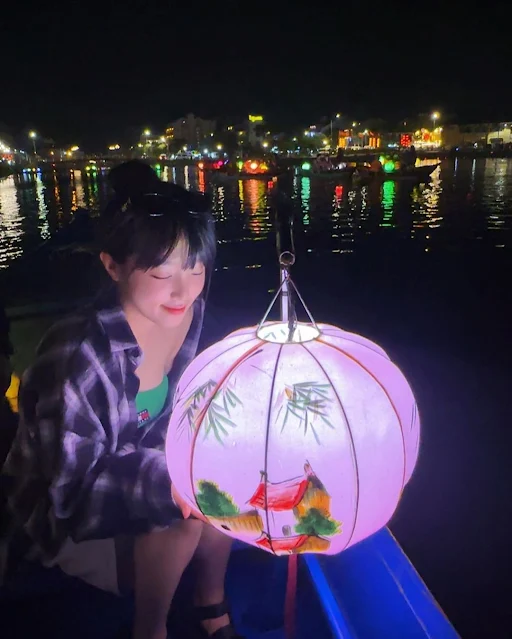 Choi Yena (Iz*One) cover điệu nhảy 'See Tình' trên thuyền thúng Hội An khiến fan thích thú
