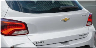 Vista frontal do Chevrolet Onix 2023 na cor prata, com destaque para a grade frontal e o para-choque dianteiro.