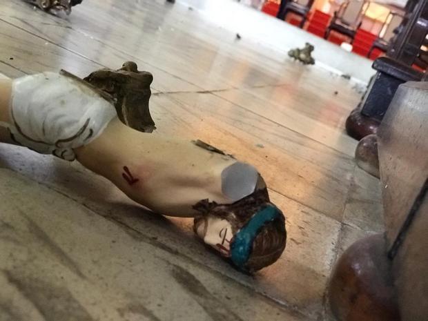 Homem quebra várias imagens da Igreja Matriz de Santo Amaro, em Taquaritinga do Norte