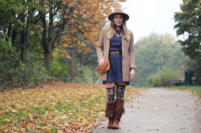 monki, blue, jerseykleid, casual dress, aztec overknees, fringe boots, fransenstiefel, moschino belt, brown, zara hat, feather necklace, H&M, fashionblogger, hamburg, modeblogger, owl bracelet, autumn look, herbstlook