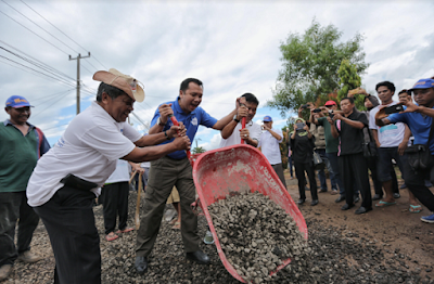 Ridho Ficardo Gotong Royong Perbaiki Jalan, Begini Keseruannya..