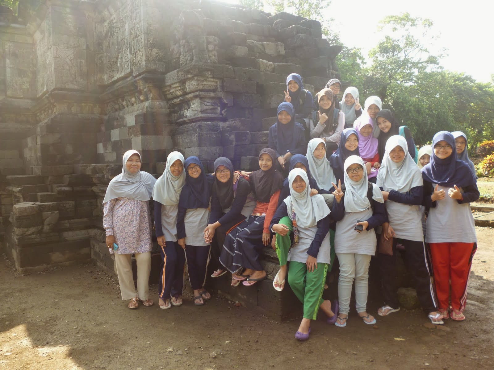 Letak dari Candi ini cukup dekat dengan Kampung Inggris Candi Surowono memiliki lokasi yang sama dengan Gua Surowono