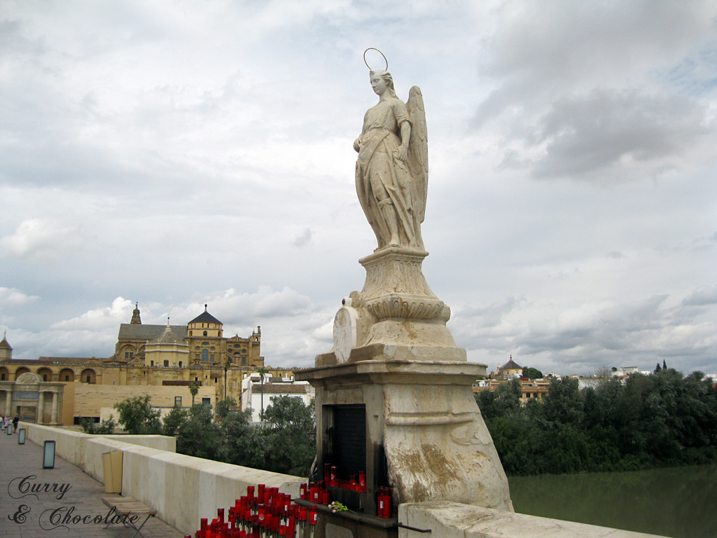 Arcángel San Rafael, custodio de Córdoba, con sus velas votivas