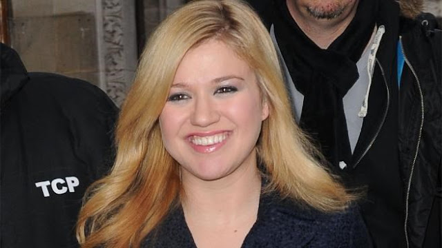 ARTS AND ENTERTAINMENT, Hollywood, Celebrity, Gossip, Latest Celebrity Gossip, Kelly Clarkson, freaks, out, about, engagement, ring