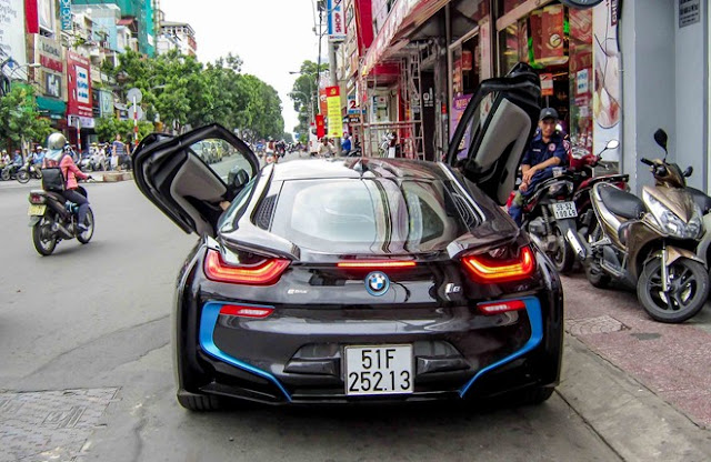 bmw-i8-lan-dau-xuong-pho-3