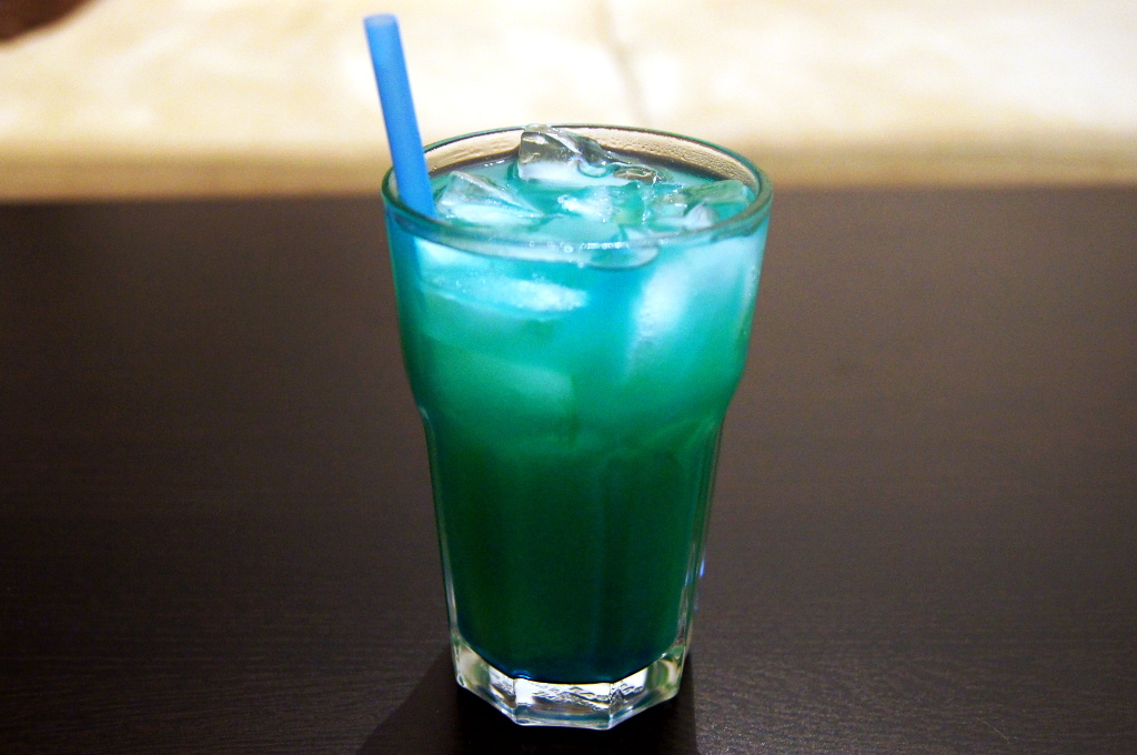 напиток зеленого цвета коктейль