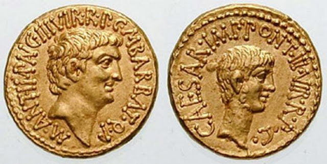 Римский ауреус с портретами Марка Антония (слева) и Октавиана (справа)