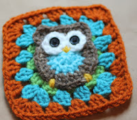 http://translate.google.es/translate?hl=es&sl=auto&tl=es&u=http%3A%2F%2Fwww.petalstopicots.com%2F2012%2F08%2Fguest-post-repeat-crafter-me-owl-granny-square-pattern%2F