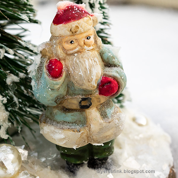 Layers of ink - Santa in a snowy forest tutorial by Anna-Karin Evaldsson. Add Distress Mica Flakes and Rock Candy.