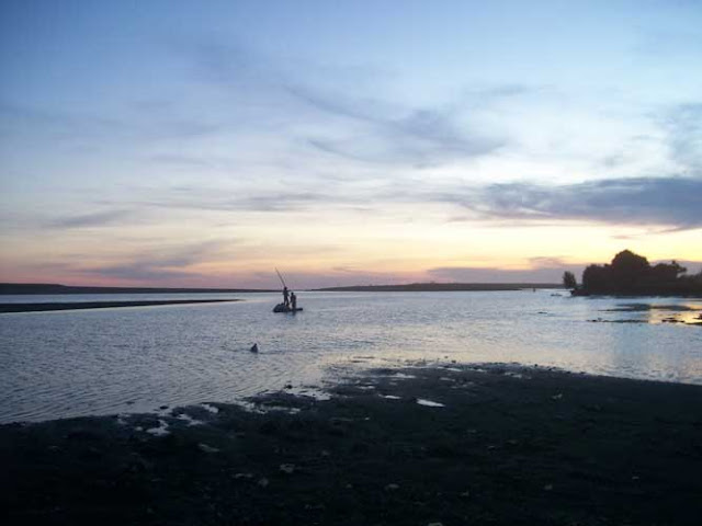 the bamboo rod shows the fishermen shoreline