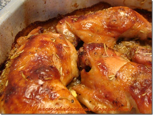 pernas-de-frango-com-cebola-roxa-e-alecrim
