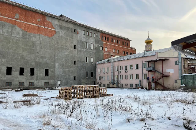 Никольская улица, Богоявленский переулок, дворы, заброшенный недостроенный бизнес-центр «Чижевское подворье», наземный вестибюль станции метро «Площадь Революции»