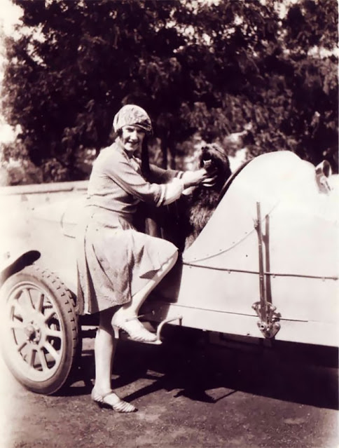 Fotografías de mujeres posando con sus coches en los años 20 y 30