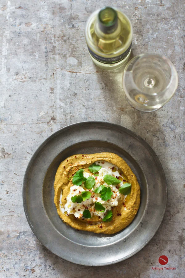 Der erste Gang in meinem levantinischen Ostermenü in vier Gängen mit den passenden Weinen: Pikant-rauchiger Hummus mit Karotten und der afrikanischen Gewürzmischung "Chakalaka". Obenauf fließt eine cremig zerrupfte Burrata ins köstliche Hummus, garniert mit frischem Koriandergrün #hummus #ottolenghi #levante #rezept #thermomix #selbermachen #orient #afrikanisch #käse #koriander #geräuchert #smoked #ostern #menü #weintip #weißwein #trocken