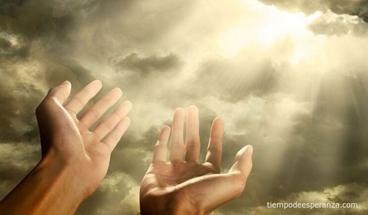 Levantando las manos al cielo en busca de la ayuda de Dios