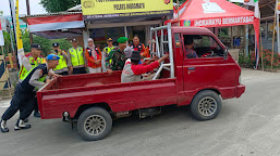 Satgas Ops Ketupat Lodaya Bantu Mendorong Mobil Mogok di Depan Pos Pam Tegal Sembadra, Balongan Indramayu