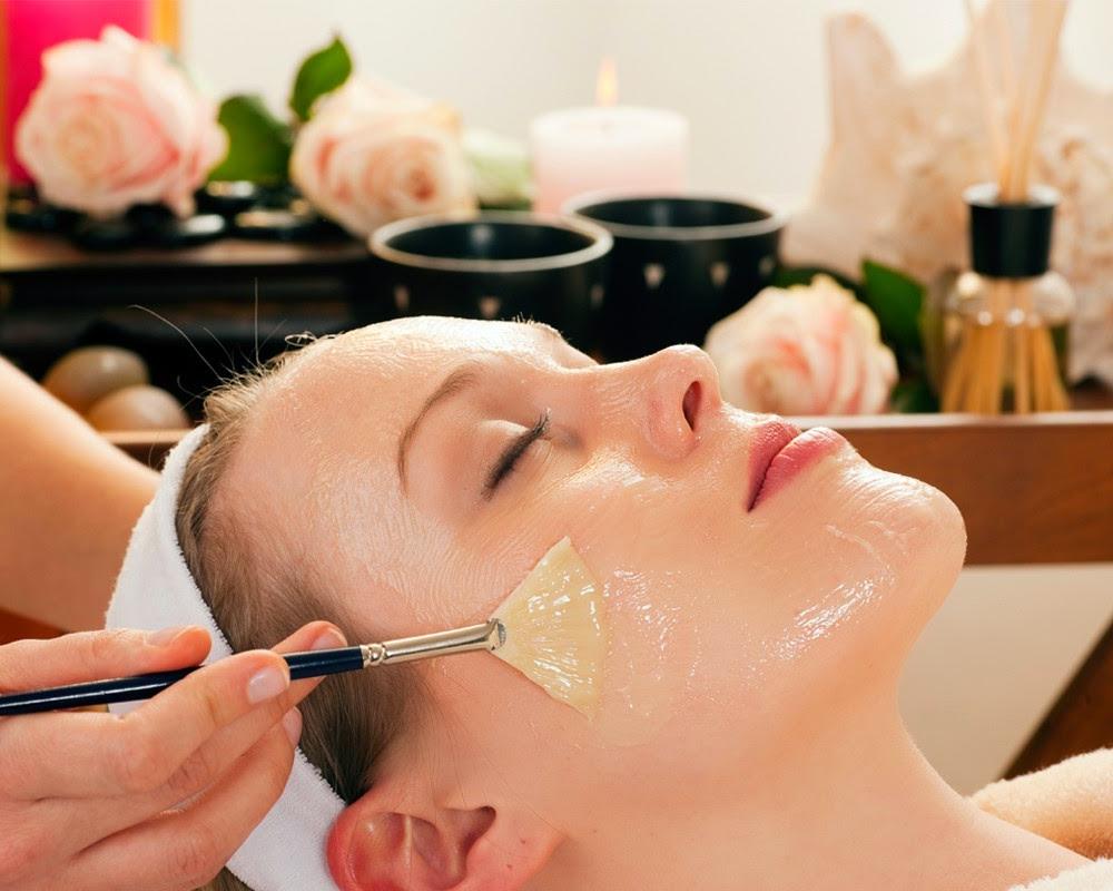 Học nghề spa ở đâu tốt tphcm - massage da mặt bằng dầu dừa uy tín