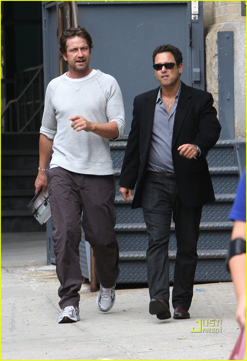 Gerard Butler Apartment Hunting Downtown Nyc 01jpg