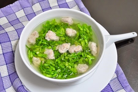 Canh hoa thiên lý giò sống