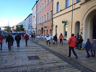 Querdenker Aktivisten am Stadtplatz Traunstein