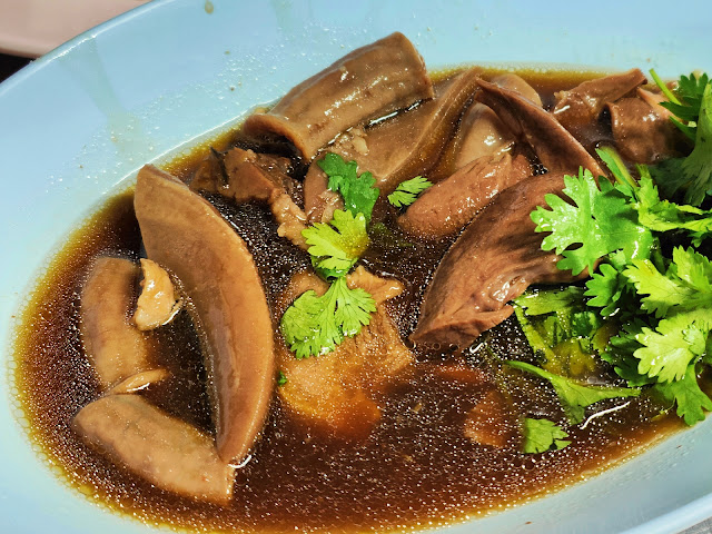 Famous_Stewed_Pork_Leg_Bangkok_Kha_Mu_Charoensang_Silom