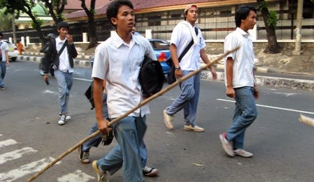 http://karangtarunabhaktibulang.blogspot.com/2014/08/inilah-kebiasaan-buruk-anak-sekolah-jaman-sekarang.html