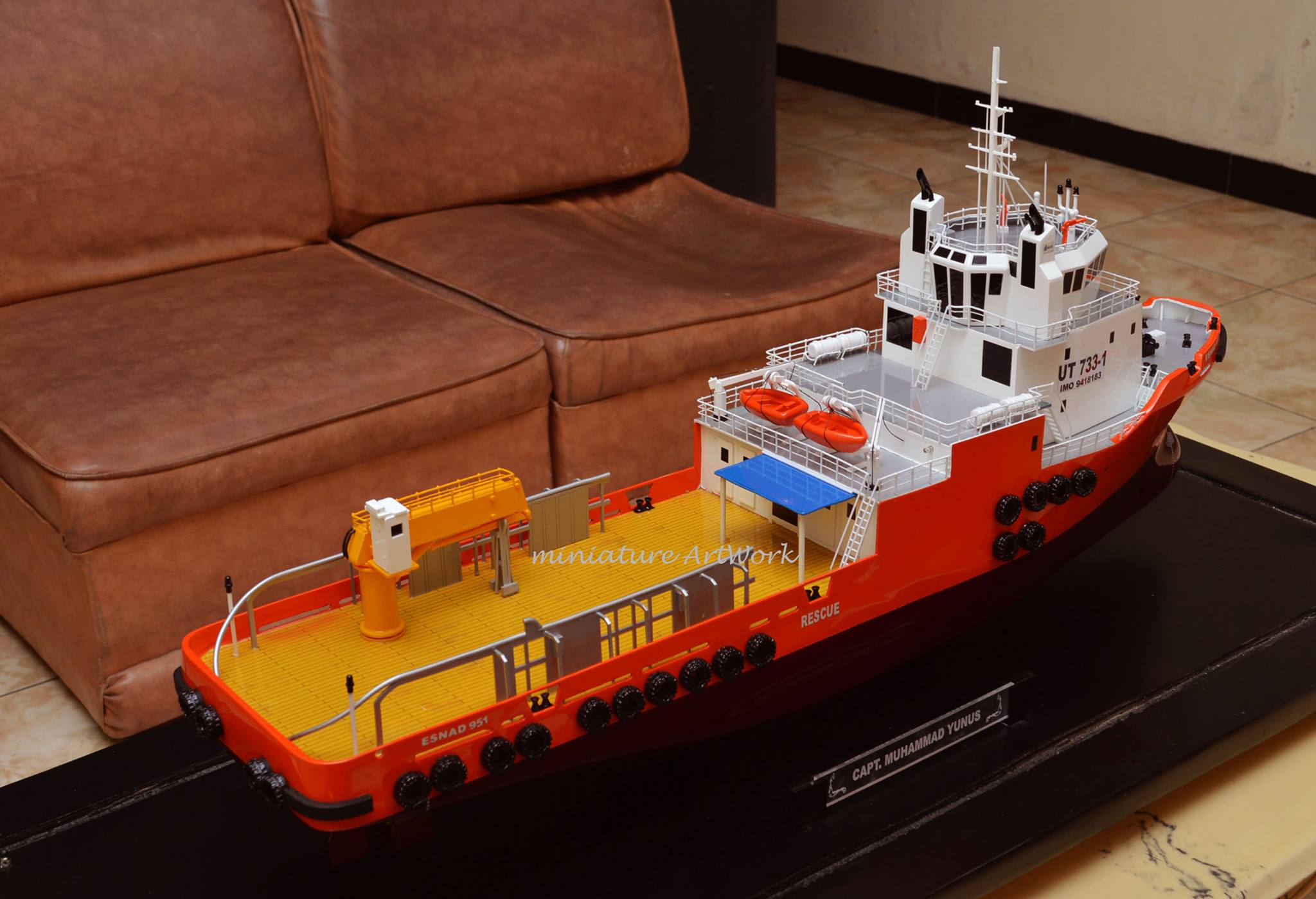 foto gambar miniatur kapal ahts adnoc 951 offshore supply ship milik perusahaan adnoc group abu dhabi uea terbaru