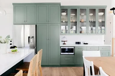 desain kitchen set berwarna sage green