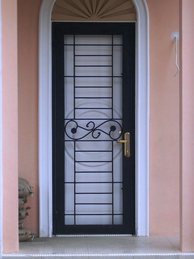 Top Terbaru 24 Pintu Besi Rumah Minimalis