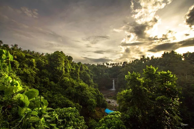 pemandangan air terjun tegenungan dari jauh