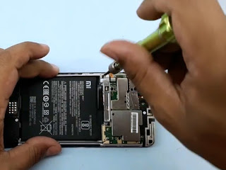 Cara Membuka Casing Belakang dan Mengganti Baterai Xiaomi 