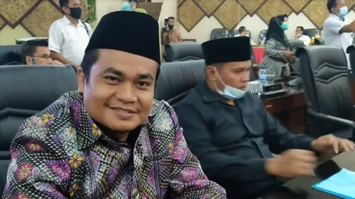 Rapat Paripurna DPRD Kota Padang, Mahyeldi Diberhentikan dan Hendri Septa Diusulkan Jadi Wali Kota Padang