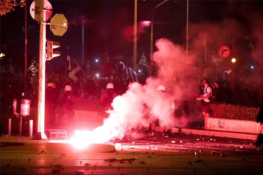 Εγκληματικές πράξεις: Ρίψεις δακρυγόνων σε παιδάκια – Εκτός ορίων ο αυταρχισμός των κυβερνητικών δυνάμεων ασφαλείας (Βίντεο)