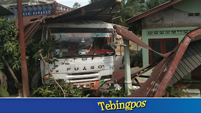 Ngeri! Truk Kontainer Terjun Bebas ke Rumah Warga di Jalan Sukarno-Hatta, Tebingtinggi