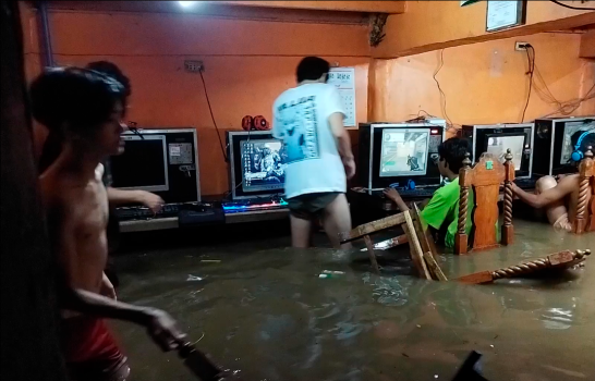 │Viral│ Siguen jugando en línea a pesar de inundación