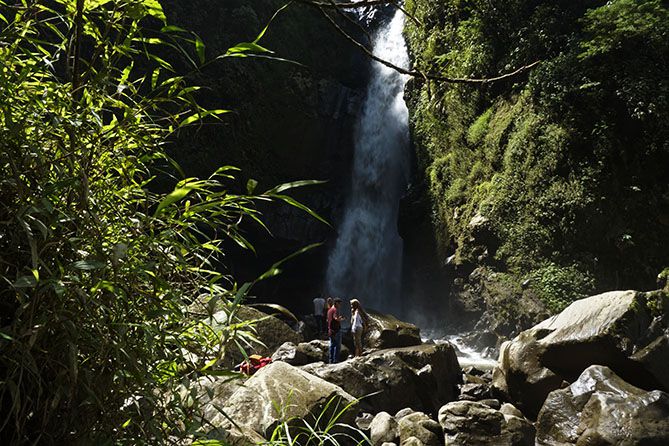 Memotret air terjun Kedung Kayang