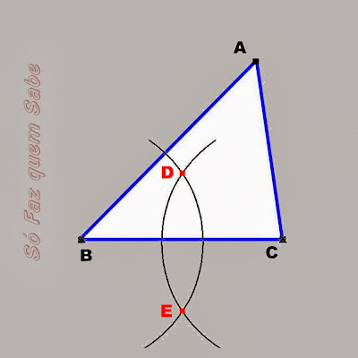 Traçando outro arco e achando-se os pontos D e  E para definir a mediatriz do segmento BC