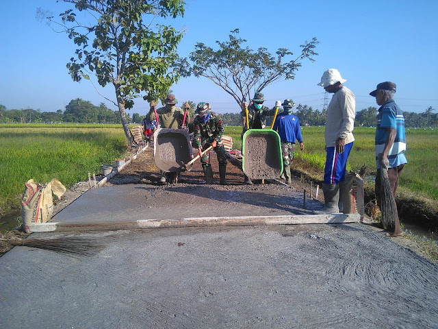 Jalan Dibeton TNI, Tidak Akan Lagi Menemui Beceknya Jalan Disaat Penghujan