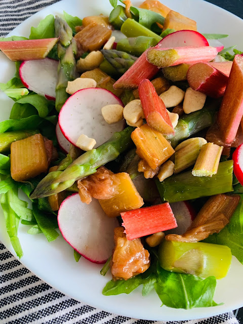 Fruchtiger Rucola-Salat mit karamellisiertem Rhabarber & grünem Spargel, Rezept, glutenfrei vegan, schnell, leicht, einfach