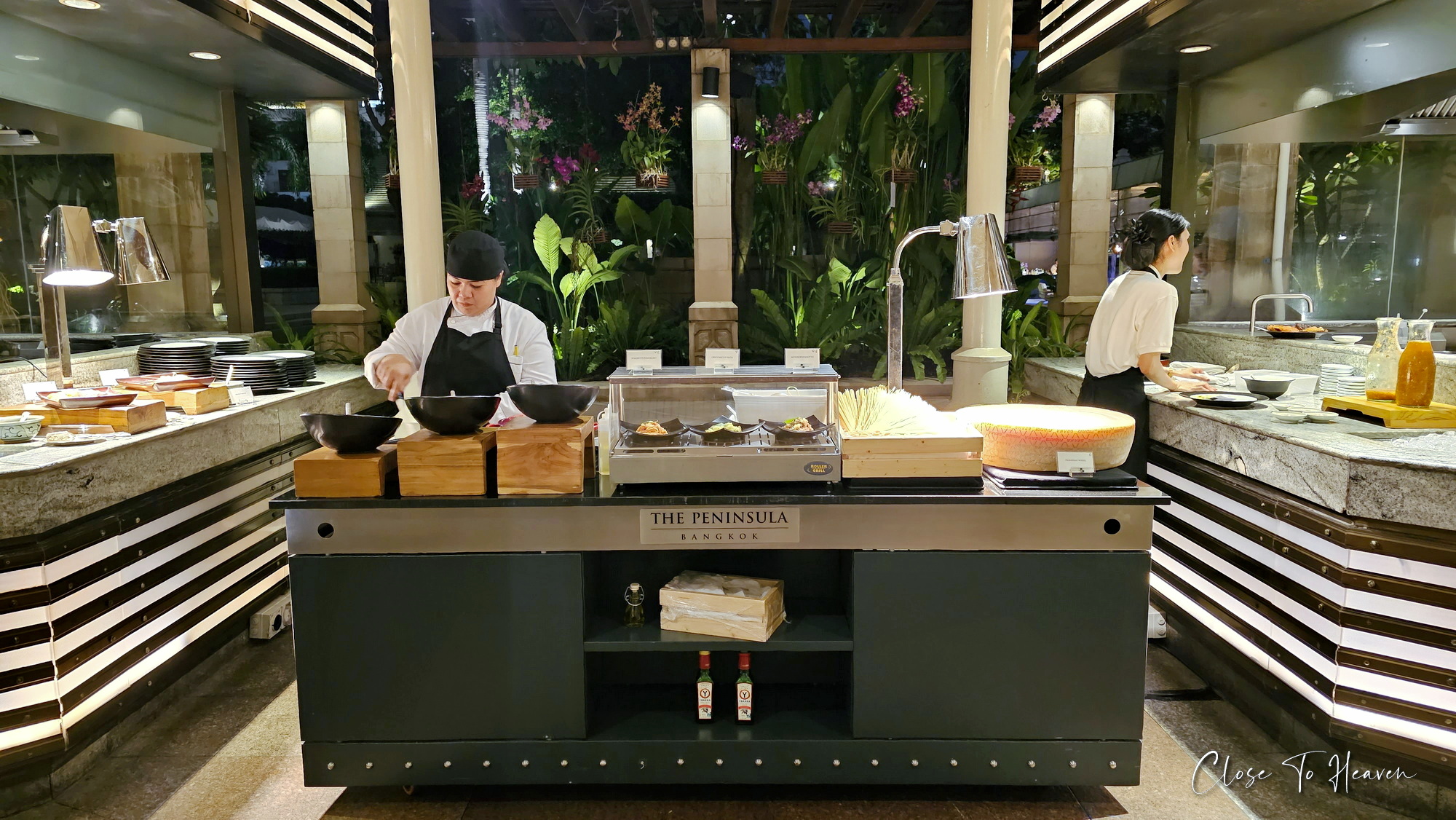 บุฟเฟ่ต์มื้อเย็น River Cafe & Terrace | The Peninsula Bangkok