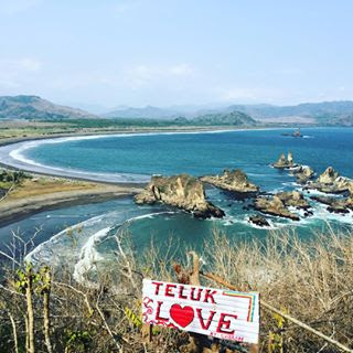 Pesona Teluk Love dari Atas Bukit Domba