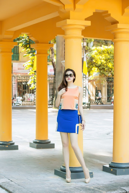 Á hậu Việt Nam 2012 khoe dáng với chân váy ngắn và áo không tay. 