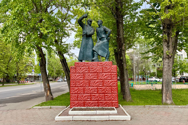 улица Металлургов, 2-я Владимирская улица, памятник «Металлурги» (установлен в 1970 году)