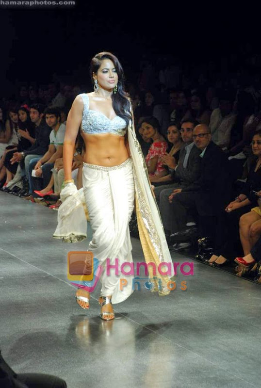 Sameera Reddy sexy pic